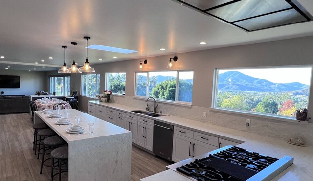 King Of The Hill-Must See-Private-Ensuite Rooms-Pool/Spa-Massage Chair-VIEWS!!!!