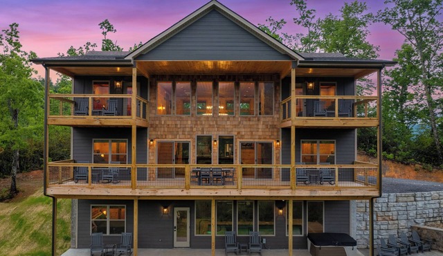 King Pool Cabin & Mountain View | Hot tub & Games