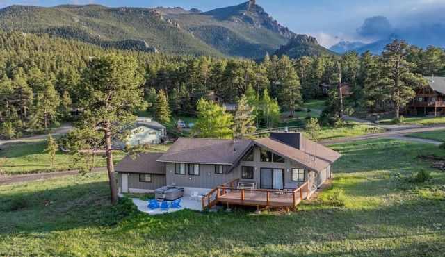 King & Q beds, views, hot tub, deck, grill