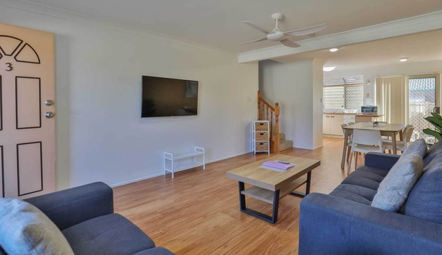 King 🛏, Queen and Twin 3 bed Townhouse with Air-conditioning & 2 Toilets! 🛏