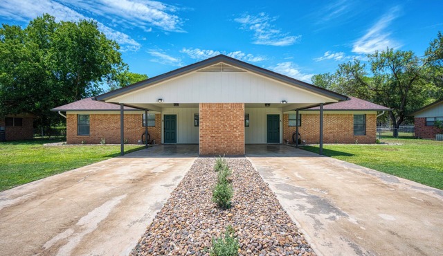 King & Queen Bed - Guadalupe Hip Haven - Near downtown New Braunfels!