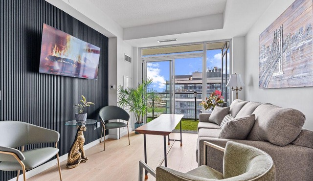 King Queen Beds, Deep tub, Huge Balcony near Pickering Casino