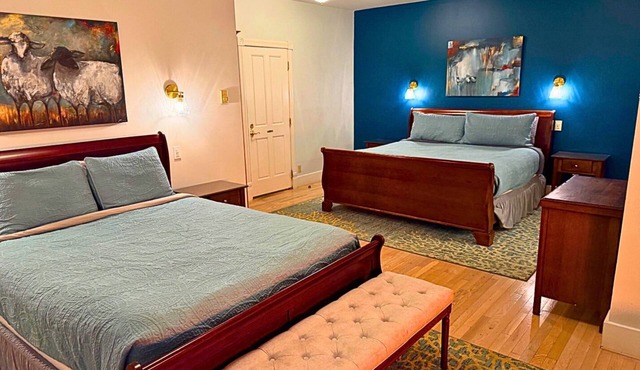 King+Queen Beds ~ Soaking Tub ~ Fireplace ~ Boutique Hotel Room in Lopez Village