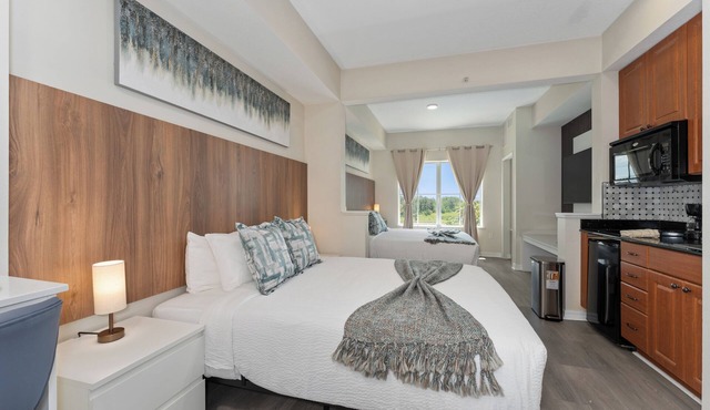 King + Queen, Spacious Studio Near Universal
