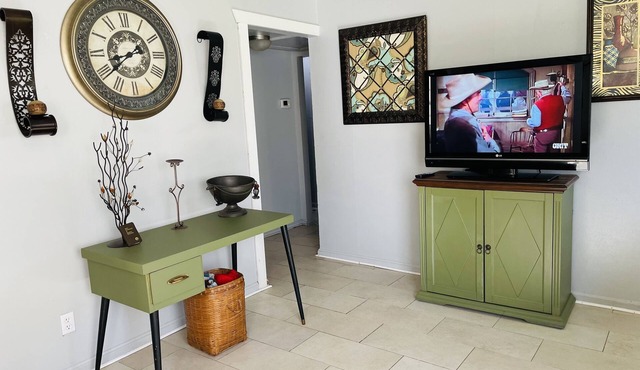 King queen, sweet cozy, and quiet old neighborhood very charming perfect stay