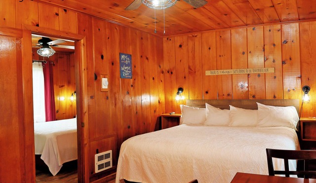 King + Queen Woods Retreat: Spacious Rustic Rooms for Families & Groups!