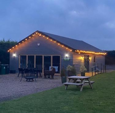 King Richard's Luxury Lodge - Sleeps up to 8, Dog Friendly, Near Sherwood Forest at Fairview Farm in Nottingham set in 88 acres and great for Groups, Family Gatherings & Corporate events