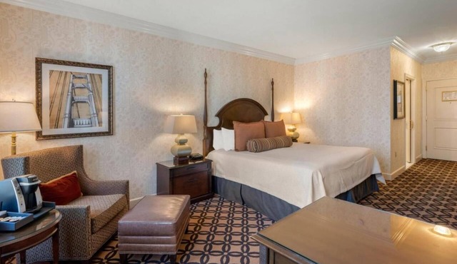 King Room at a 4.5⭐️ Hotel