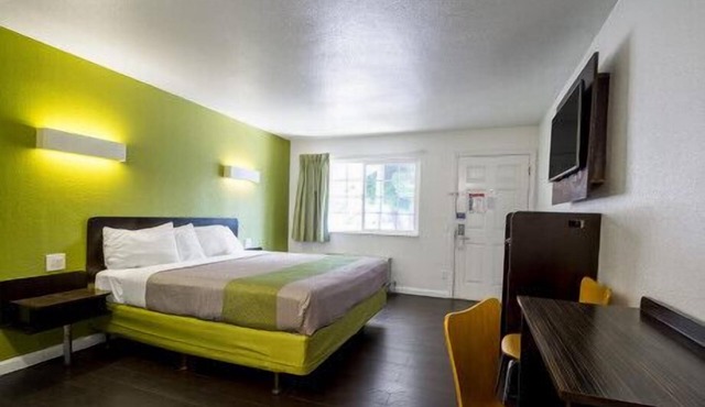 King Room Mins from Beach