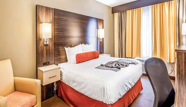 King Room Near Airport with Pool Access & Free Parking