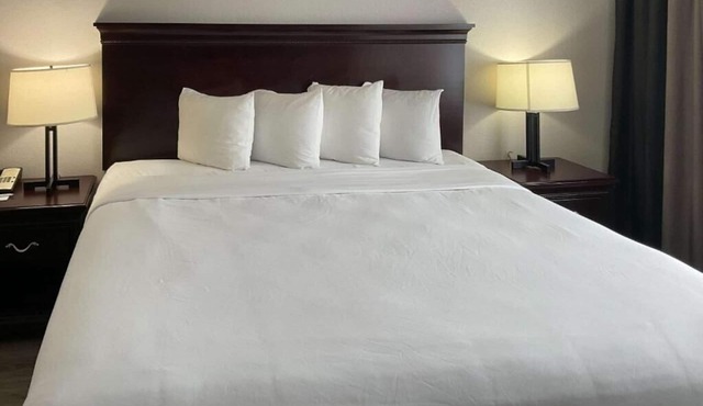 King Room Near Burger King MIA