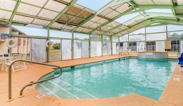 King Room near Houston Lakes Cinemas | Free Breakfast, Parking & Indoor Pool