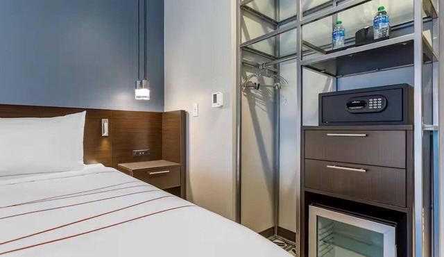 King Room Near Phoenix Zoo & Desert Financial Arena | Modern Comfortable Design
