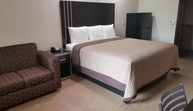 King Room, Scottish Inns & Suites, Soundproof Rooms, Near Shops and Restaurants