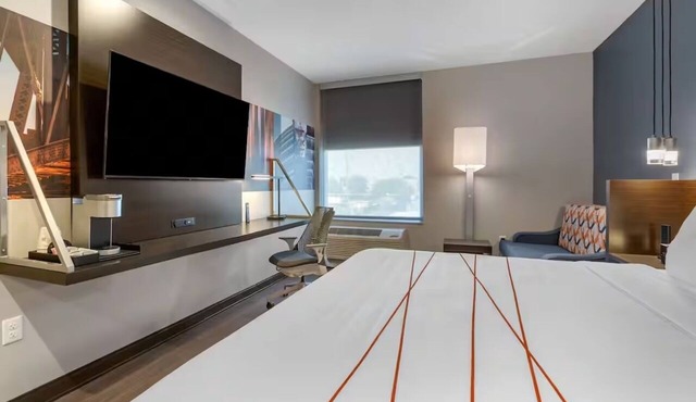 King Room w/Sofa & Keurig | Minutes to Dining, ASU, & Phoenix Zoo | Rooftop Bar