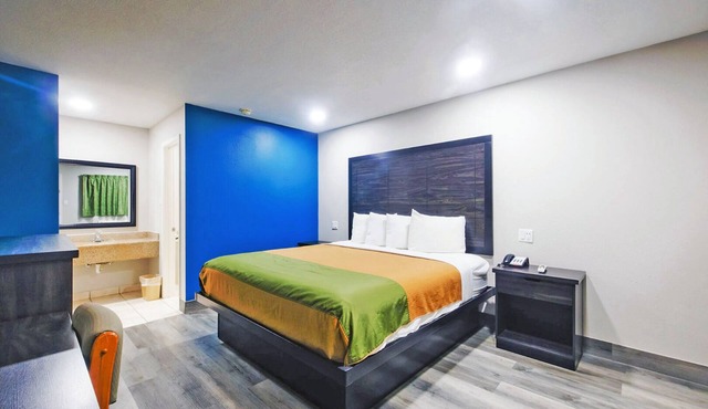 King Room with Kitchenette, Free Breakfast, and Parking!