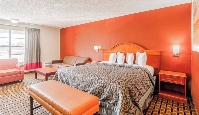 King Room with Private Bath & Desk – Great Choice for Hwy 287 Travelers