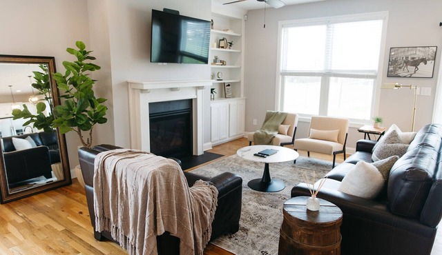 "King's Quarters" Modern Urban Stay - Downtown LEX