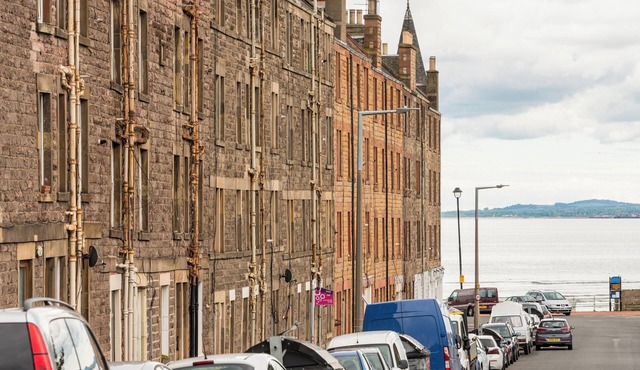 King's Road [425] is a Quirky seaside apartment minutes walk from Portobello beach.