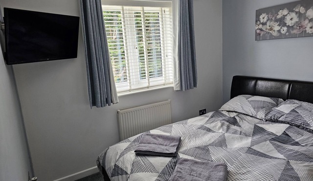 King - Shared Bathroom