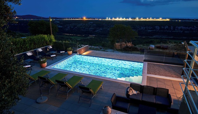King size apartment with swimming pool
