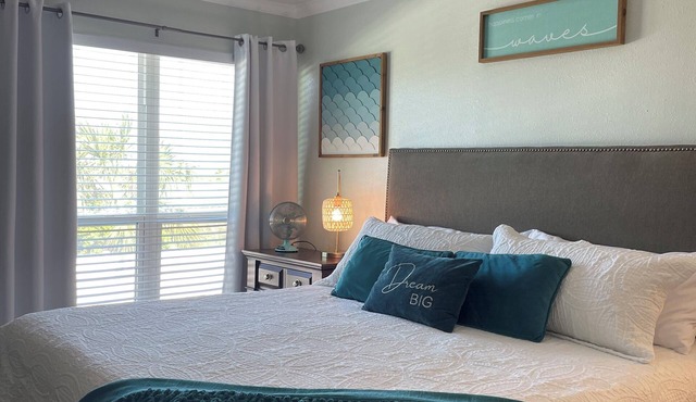 King size bed, 20% off 7 day or more rental!