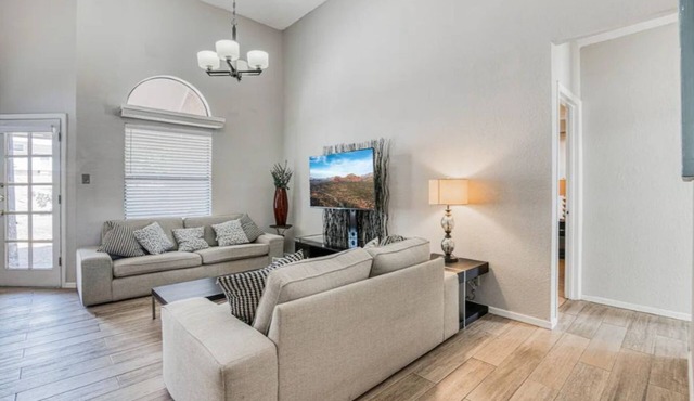 King Size bed/3 bedroom HOUSE/Huge backyard