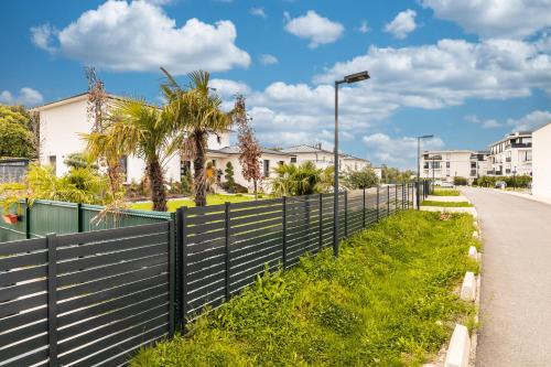 King Size Bed - Free Private Parking - Garden & Terrace - 14min from DisneyLand