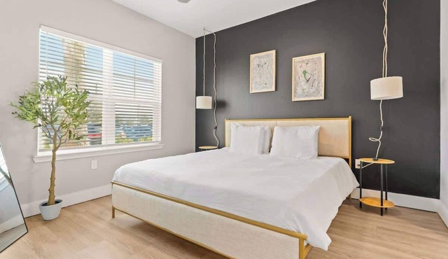 King-Size Bed Haven, Resort Pool, & Pet-Friendly