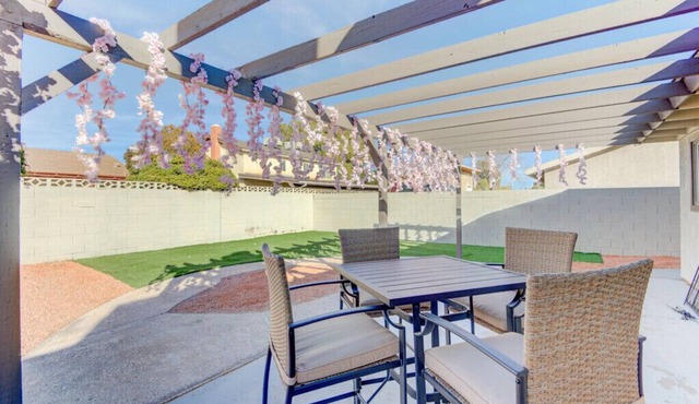 KING SIZE BED! MASSAGE CHAIR! EV CHARGER~OVERHEAD SHOWER!15 Minutes From Strip!