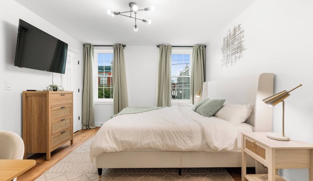 King Size Bed, Modern, Close to Public Transportation and Eateries