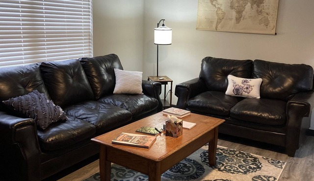 King size bed! Pet friendly 3bd 1 bath house with garage 0.7 mi to downtown.