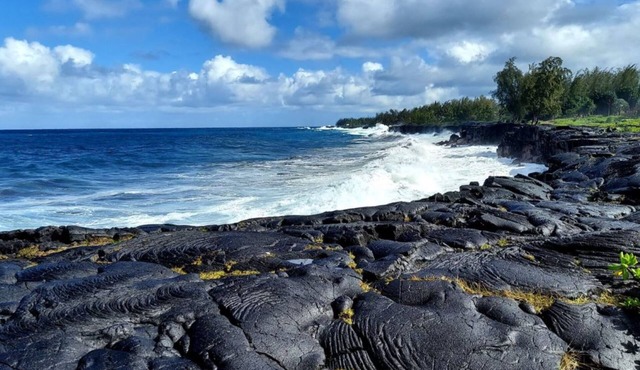 King-size Bed room in the house/Delightful house with WiFi in charming Pāhoa