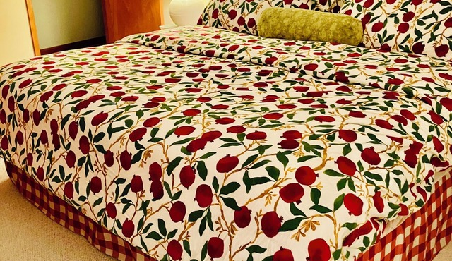 King Size Beds, Walk to Town, Mountain View Patio
