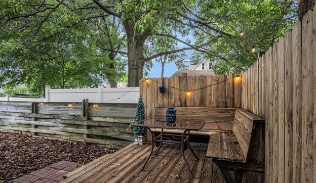 King Size Beds! Close to Carlisle Fairgrounds! Private Deck!