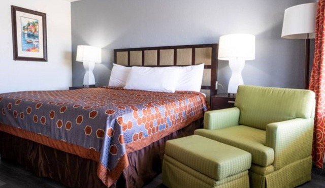 King Size Comfort Off I-75: Quiet Night, Near Ocala Shopping Center!