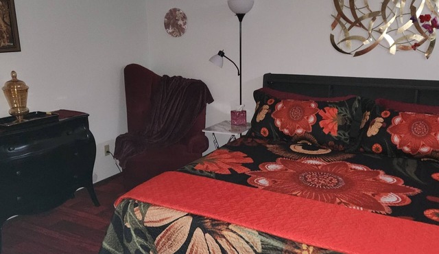 King Size Majestic Master Suite 400sq.ft. "Private Connected Bathroom"