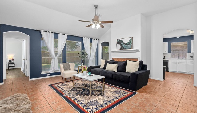 King sized bed Driveaway parking Private Backyardn