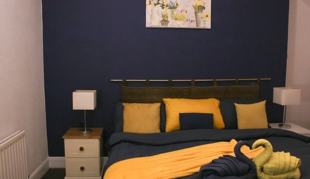 King-sized bed with Wifi, Parking and Kitchen