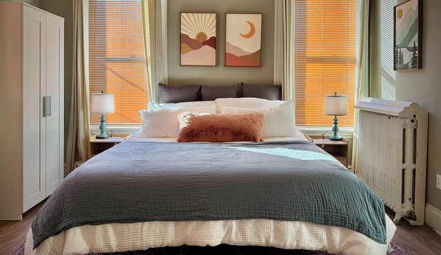 King-Sized Condo - Great Location - Steps to Cafes & Restaurants