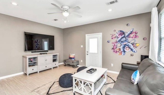 King-sized master suite and 6 minutes away from Minute Maid Park & Toyota Center