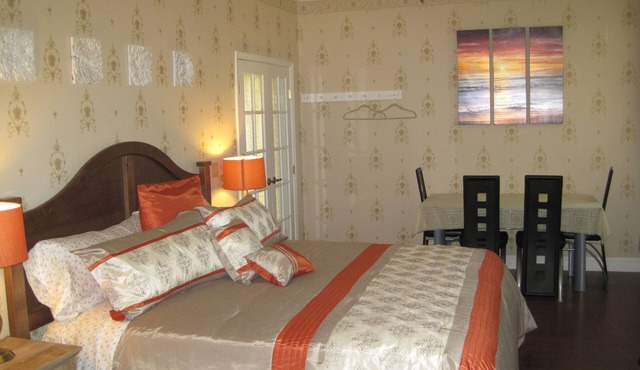 KING SPA 1 bedroom Private Suite. Pool access.