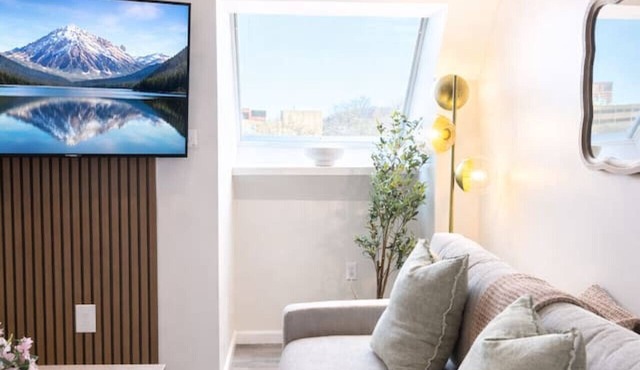 King Spacious Yale Getaway near Wooster Sq Park