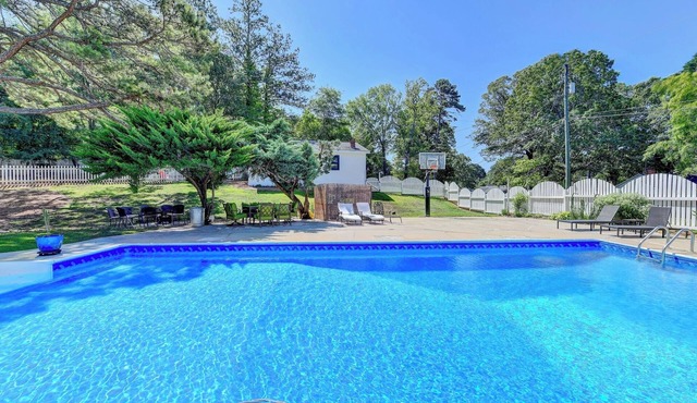 King St RETREAT- PvT pool, bball, ping pong, Pets OK