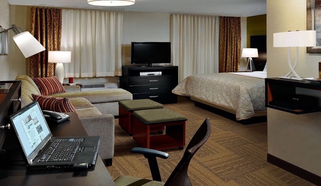 King Studio. 5 Miles from Purdue University. Free Breakfast. Pool.