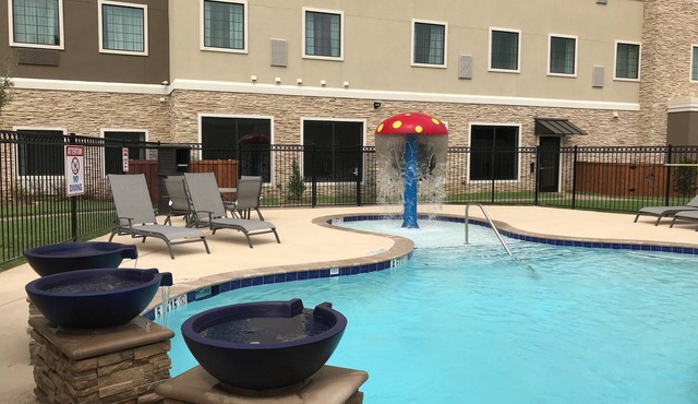 King Studio. Free Breakfast Buffet & Pool Access.
