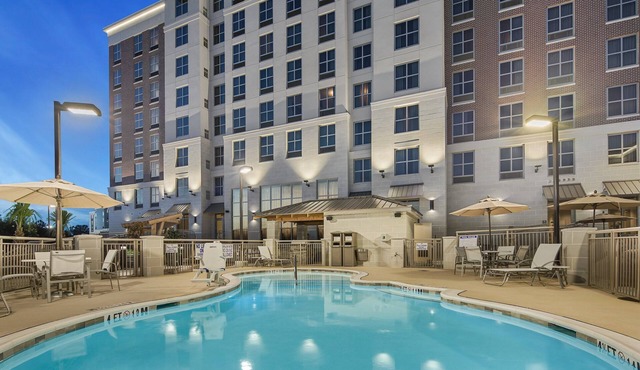 King Studio + Free Breakfast! Pool & Gym Access.