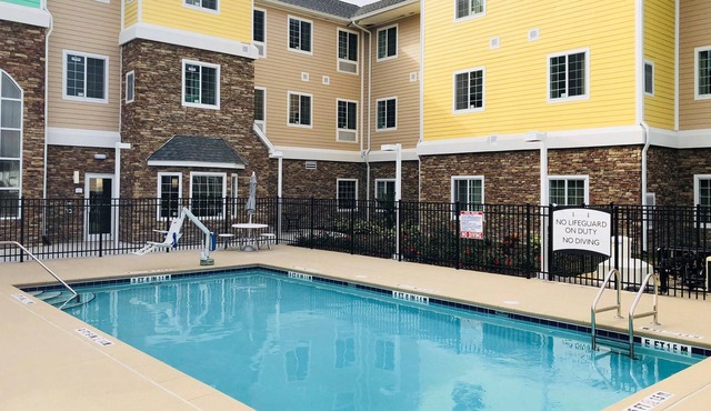 King Studio. Free Breakfast Buffet. Outdoor Pool. 15 Min to Downtown Lakeland.