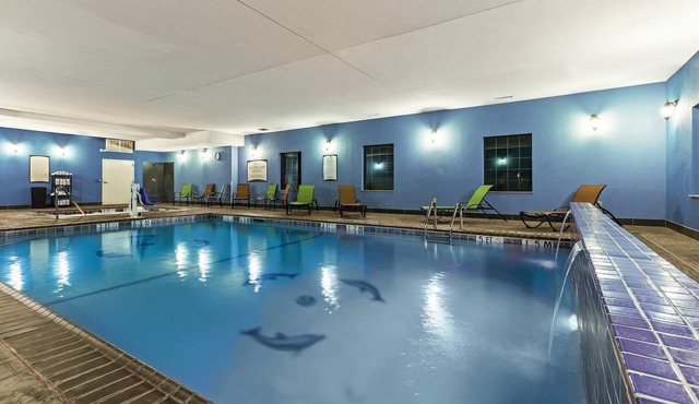 King Studio | Free Daily Breakfast, Indoor Pool & Hot Tub.