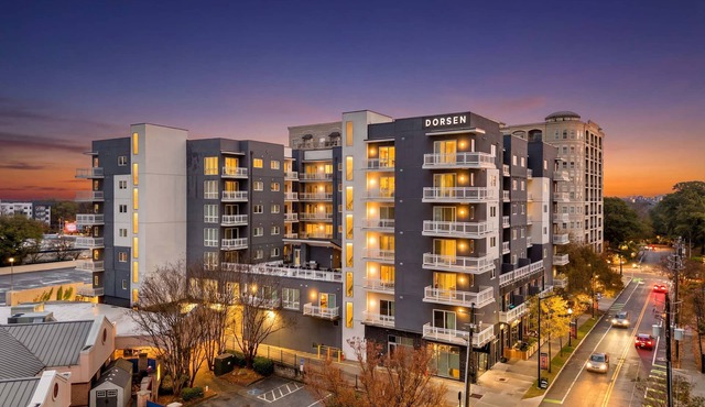 King Studio Getaway! Prime Location, Balcony, Gym